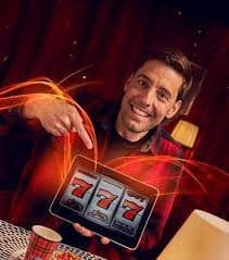 Pemain menikmati suasana kasino nyata via live streaming dengan dealer profesional